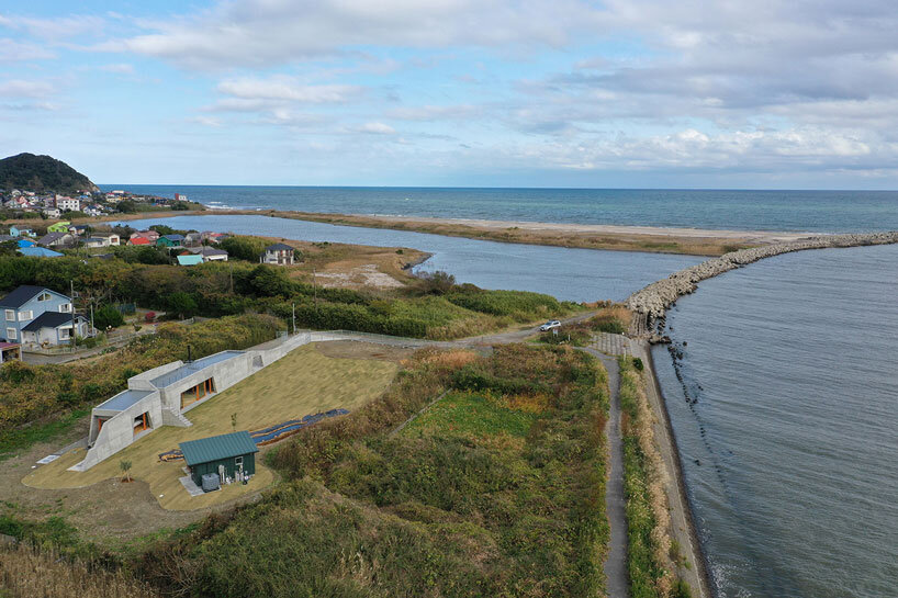 concrete isumi villa by takeshi hosaka architects organically spreads over land in japan