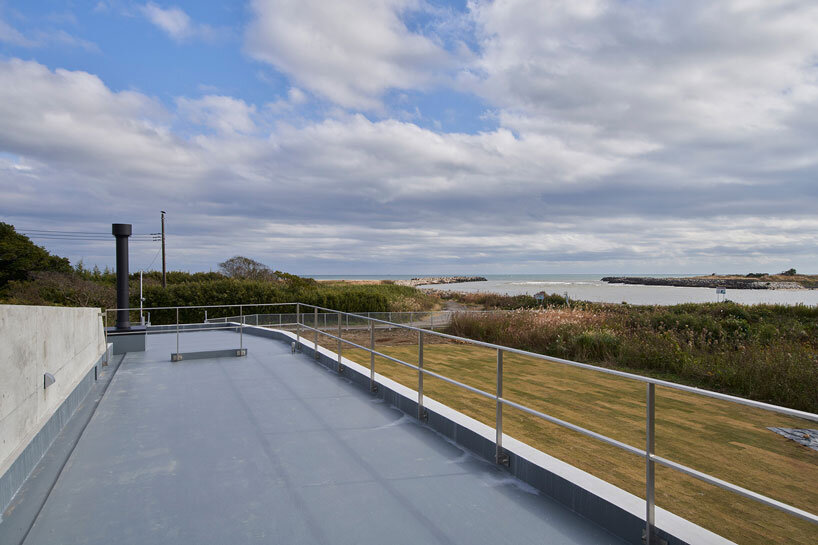 concrete isumi villa by takeshi hosaka architects organically spreads over land in japan