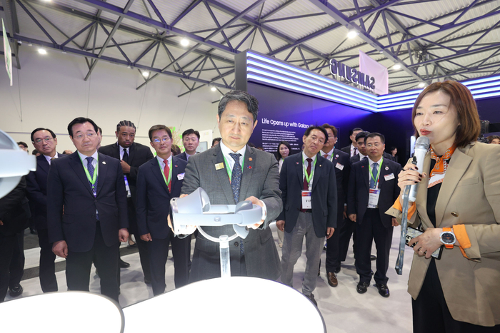 On the 13th, Minister of Trade, Industry and Energy Ahn Deok-geun touches Samsung Electronics' XR device 'Project Infinite' at the Osaka Expo Korea Excellent Product Exhibition. <KOTRA>