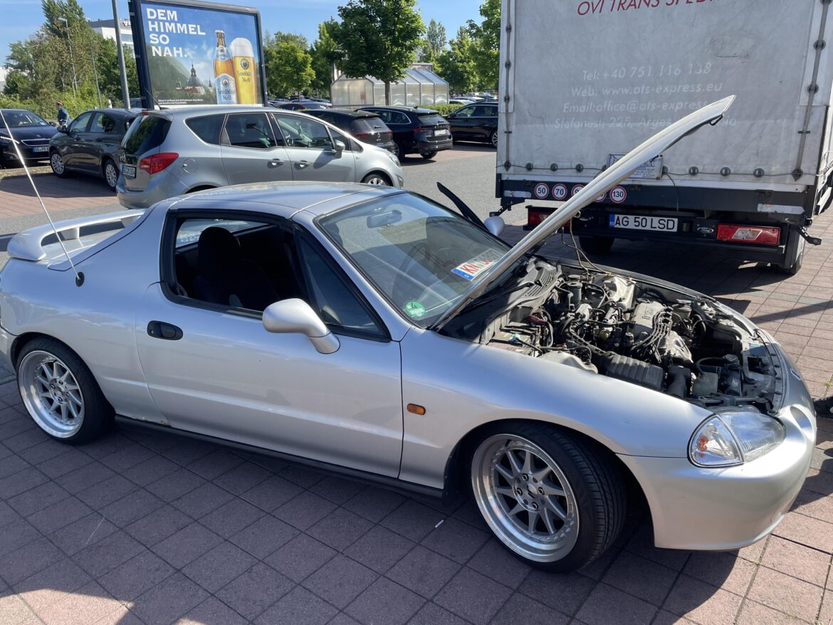 Does anyone know if the interior door handle and window regulator of a Honda CRX Civic Integra fit into my Honda Del Sol?