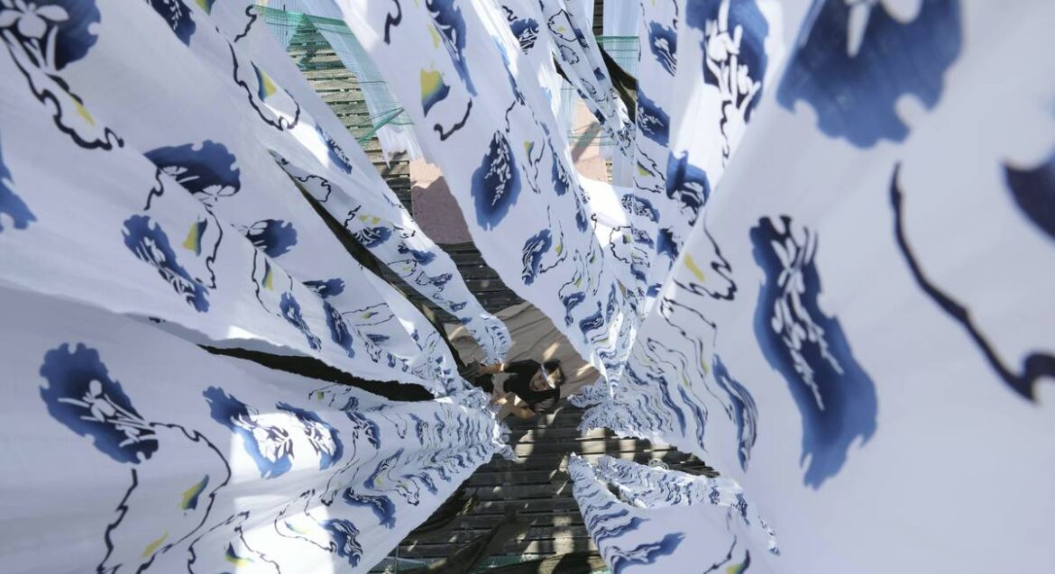 Dyeing Firm in Tokyo Begins Drying Fabric for Summer Yukata; Firm Uses Traditional Chusen Technique Dyeing Firm in Tokyo Begins Drying Fabric for Summer Yukata; Firm Uses Traditional Chusen Technique