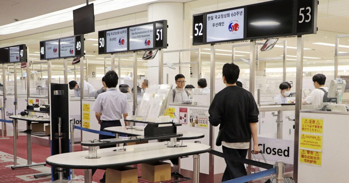 Japan, S. Korea open tourist fast-track entry system for ties anniv. Japan, S. Korea open tourist fast-track entry system for ties anniv.