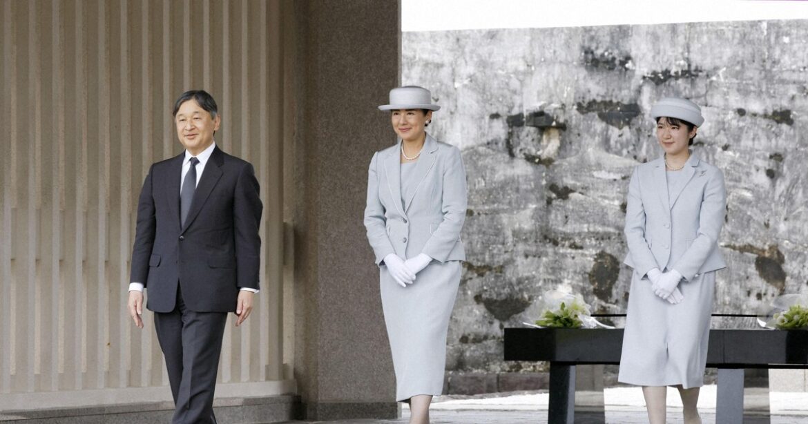 Japan imperial couple, Princess Aiko honor war dead in Okinawa Japan imperial couple, Princess Aiko honor war dead in Okinawa