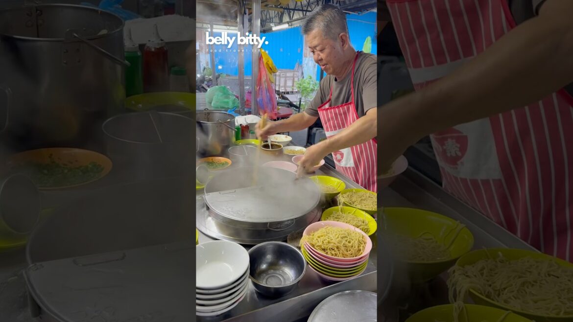 Wonton Noodles That Sell Out in Minutes! #streetfood #shorts