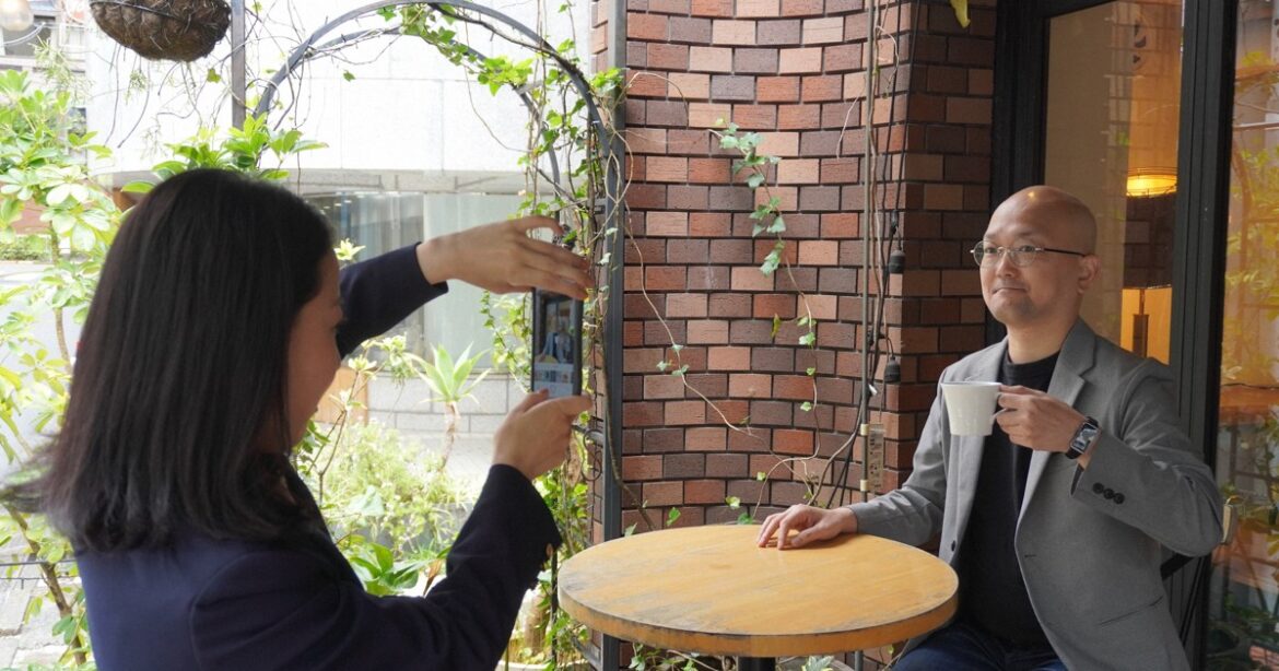 Middle-aged men learn to take better selfies for dating apps at Tokyo event