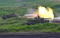 A Type 10 battle tank fires during the annual Fuji Firepower Exercise at the Ground Self-Defense Force's Higashi-Fuji Maneuver Area in Shizuoka Prefecture, June 8, 2025. (Mainichi/Natsuki Nishi)