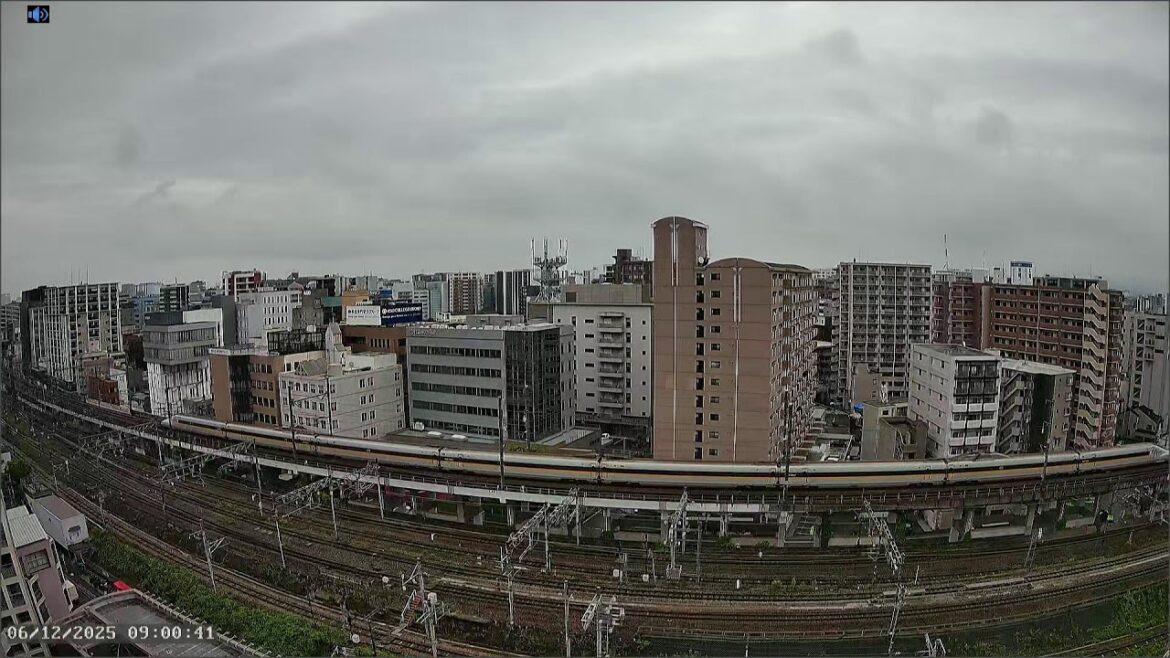 Live Cam: Hakata Station, Fukuoka, JP｜Shinkansen & Local JR Lines｜Night View｜Sunrise & Morning Sun