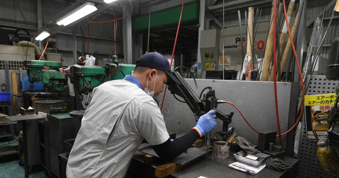 Machine translator breaks barriers, improves mood at Kyoto Pref. plant with foreign workers
