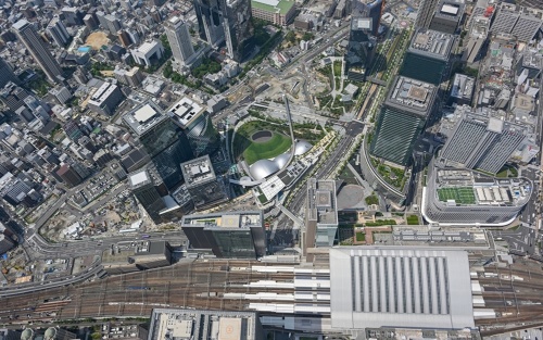 Half of the “GRAND GREEN OSAKA” site in Kita-ward, Osaka City, is park space that is one of the largest urban green parks in the world connected directly to a major terminal station.