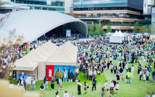 New “greenery,” something formerly lacking in Osaka’s city center, is bringing a new liveliness through drawing crowds of people to the area (BAYCREW‘S FESTIVAL 2024 OSAKA was held in October 2024). Described as, "most wonderful free festival," it attracted over 20,000 people to enjoy music, fashion, and food