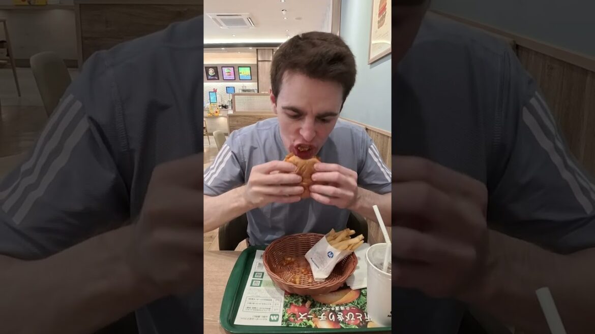 Trying 'MOS Burger' in Japan 🇯🇵