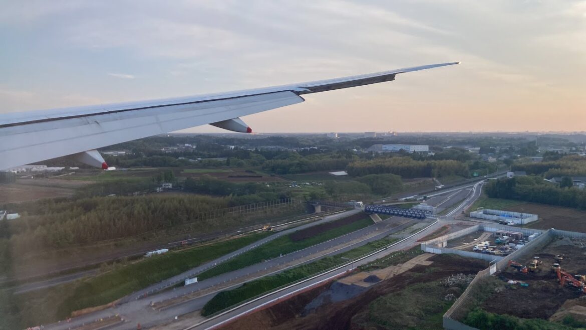 Singapore Airlines Boeing 777-300ER landing at Tokyo Narita (NRT) Singapore Airlines Boeing 777-300ER landing at Tokyo Narita (NRT)