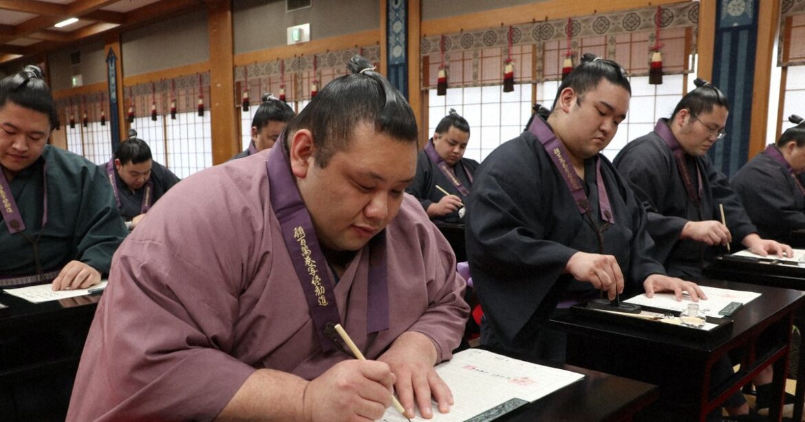 Easy Japanese news in translation: Sumo wrestlers try writing sutras at Nara temple