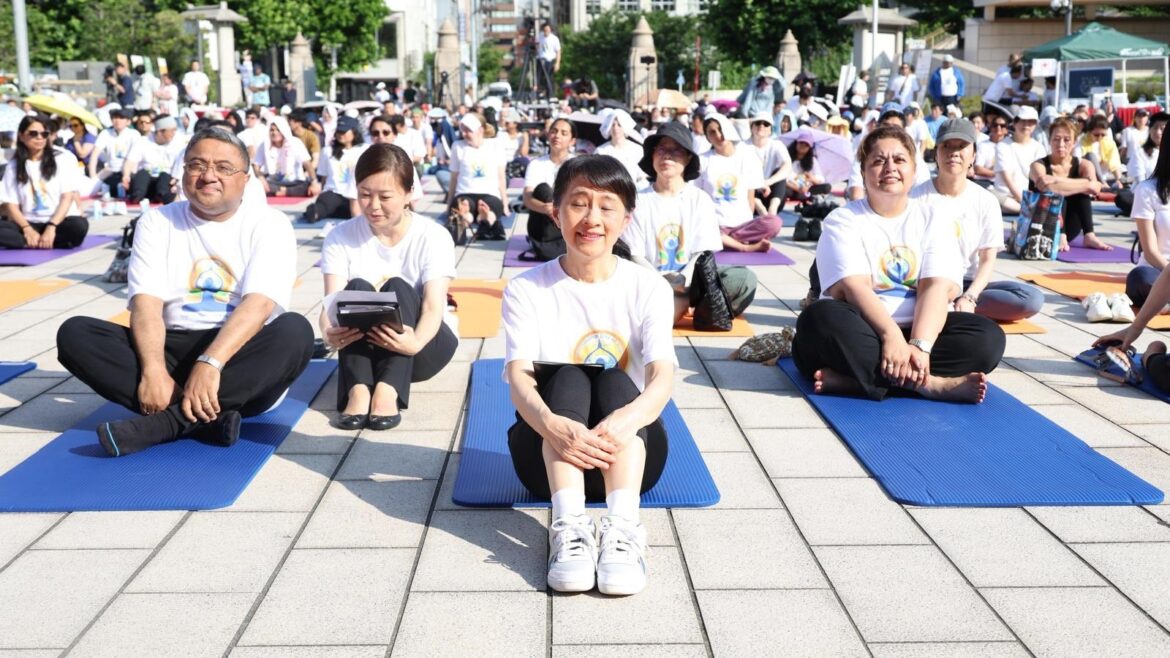 Japan PM's wife leads International Yoga Day celebrations in Tokyo with over 2,000 participants | Trending
