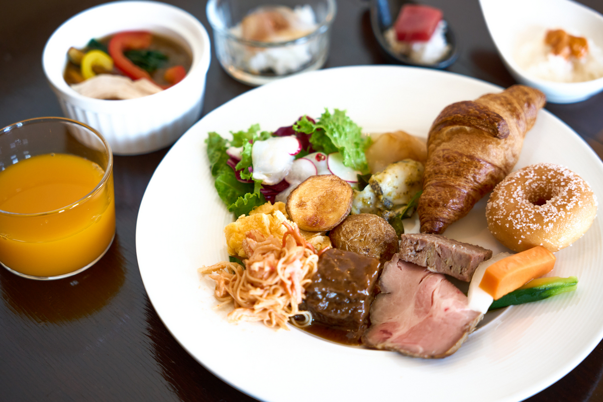 The breakfast buffet, made with local ingredients, is popular among visitors
