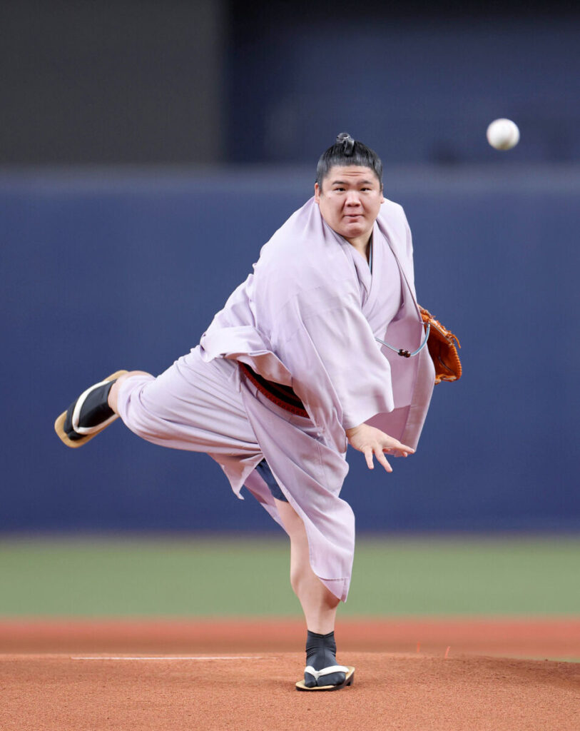 【Orix】In a collaboration match with the Japan Sumo Association, Ura throws the first pitch “I practiced a lot, but…” bounce pitch Wang smiles bitterly | Pacific League.com Ura throws the ball with great force (Camera: Haruko Yoshimura)