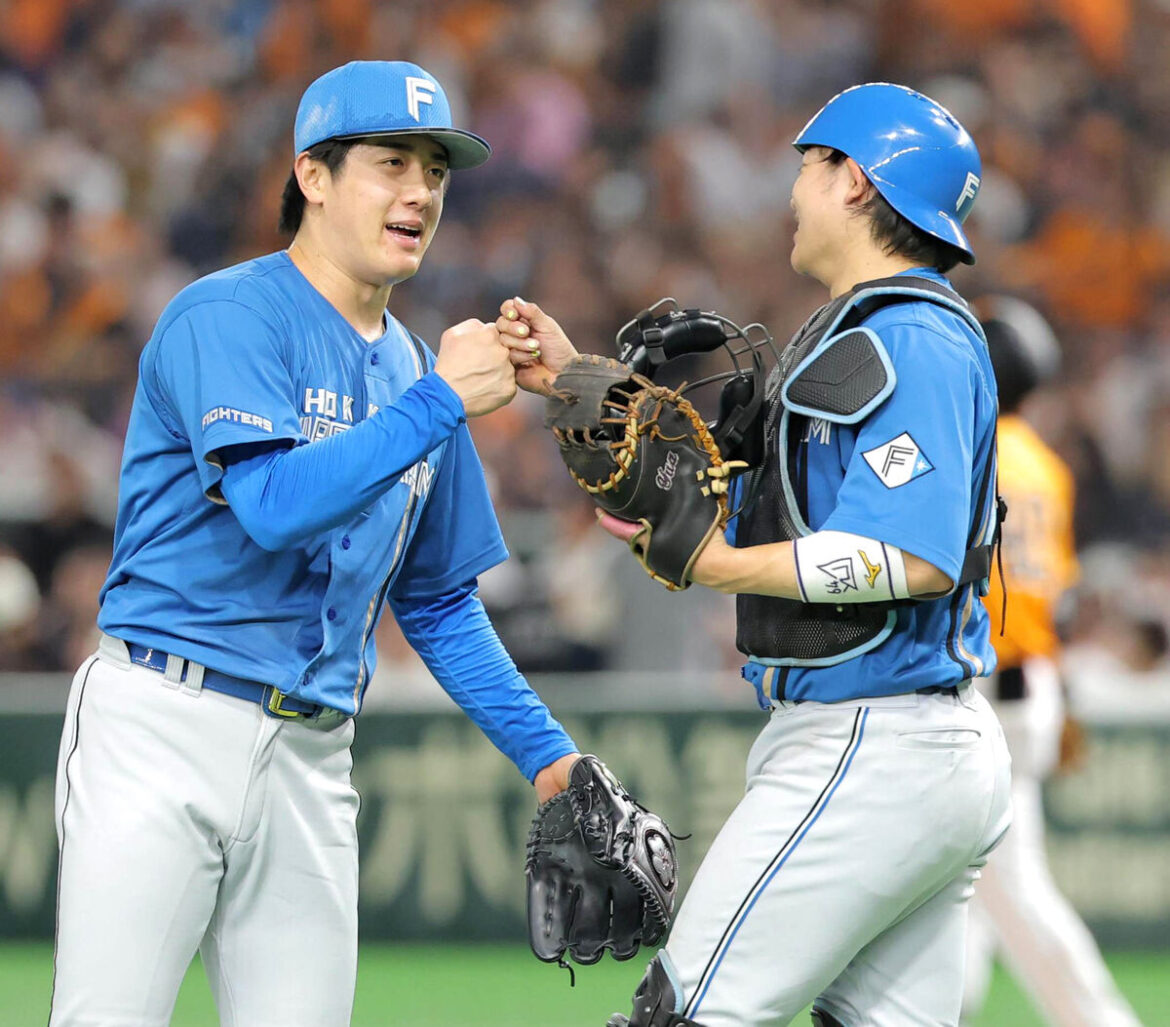 With two outs in the ninth inning, Kitayama hits a fly ball to left field and fists Tamiya (right) (Camera: Ryosuke Imanari)