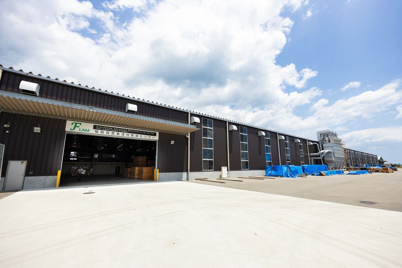 FLAM’s laminate production facility is 60 meters wide and 240 meters long. (© Nippon.com)