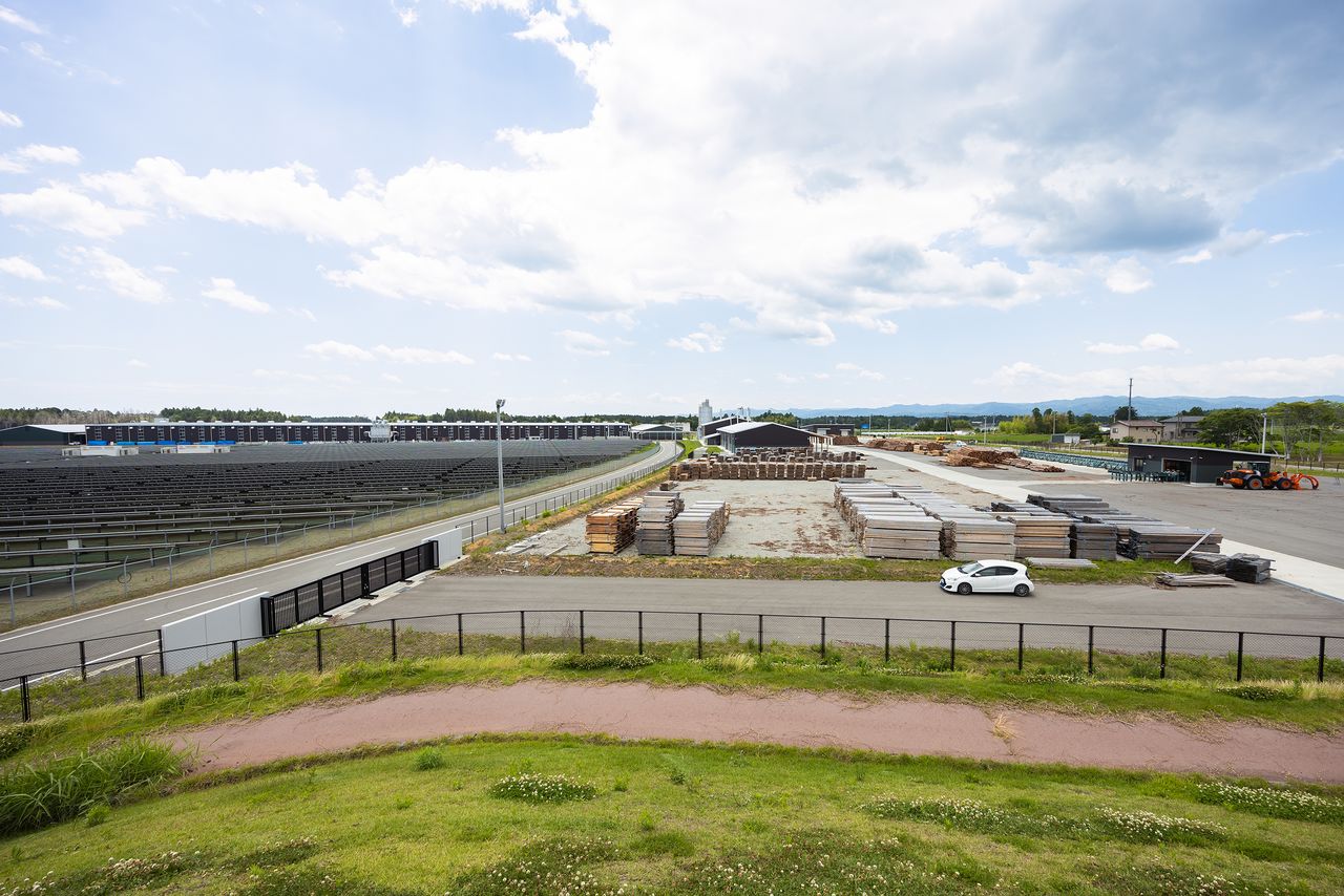 The vast FLAM site seen from a nearby hill. (© Nippon.com)