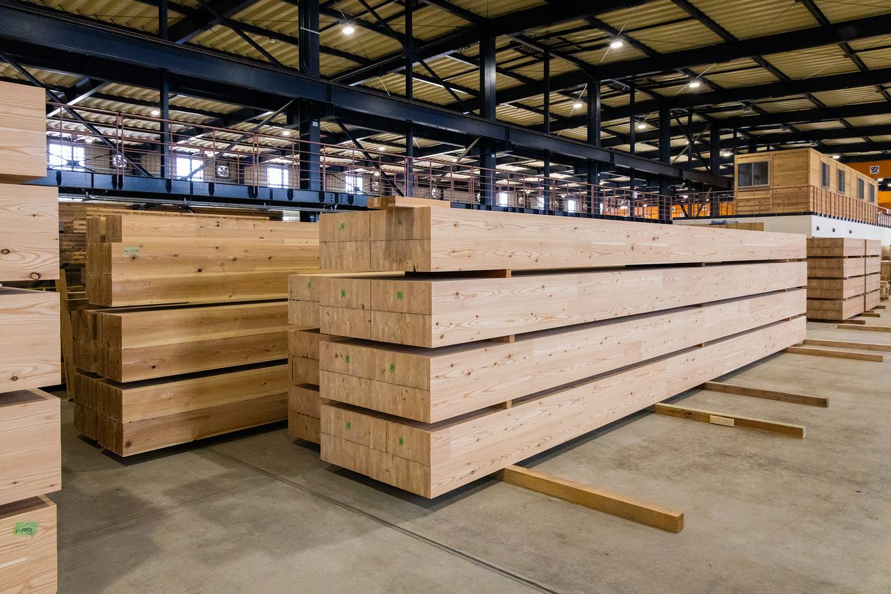 Thick laminated timber ready for shipping. (© Nippon.com)