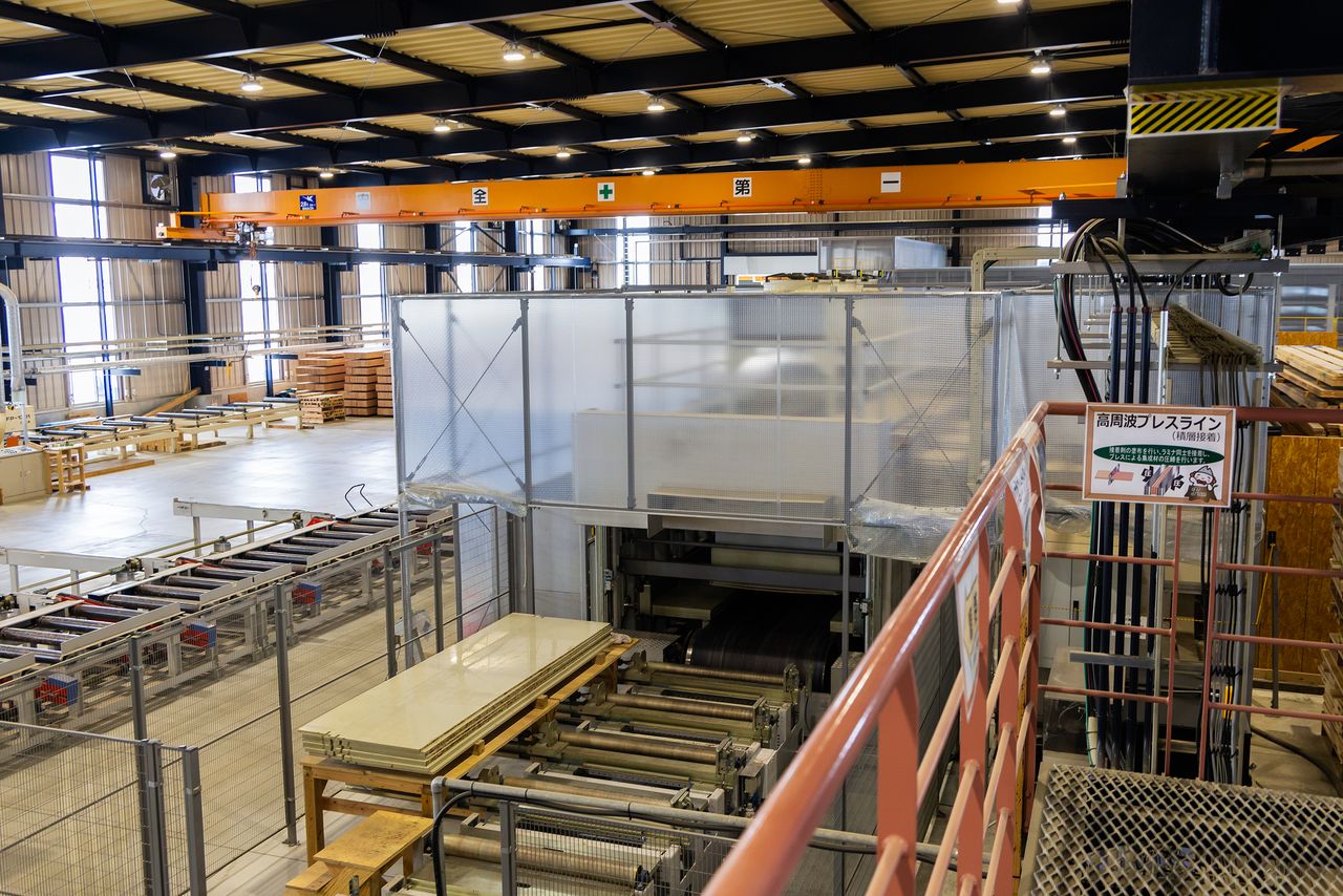 A high-frequency press enables mass production. (© Nippon.com)