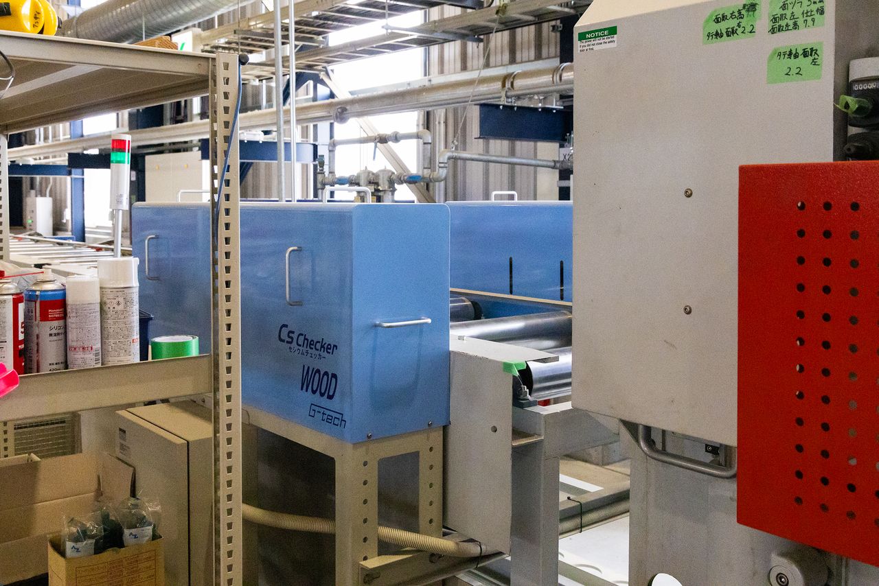 The production line incorporates cesium counters. (© Nippon.com)