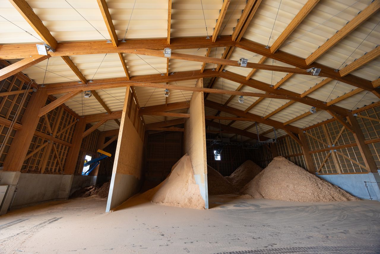 Wood pieces left behind during production, called offcuts, are turned into woodchips and fuel for dryers. (© Nippon.com)