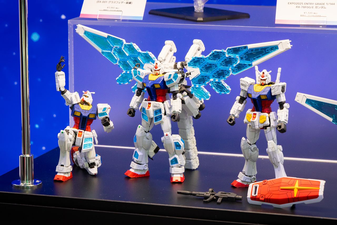 The model, officially known as Expo 2025 1/144 RX-78F00/E Gundam (EX-001 Glass Feather Backpack) Chemically Recycled Ver. (© Sōtsū/Sunrise)