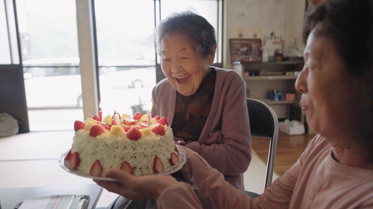 Tetsuyo celebrates her 104th birthday on April 29, 2024. She turned 105 after the film’s release. (© 104-Hitori Production Committee)