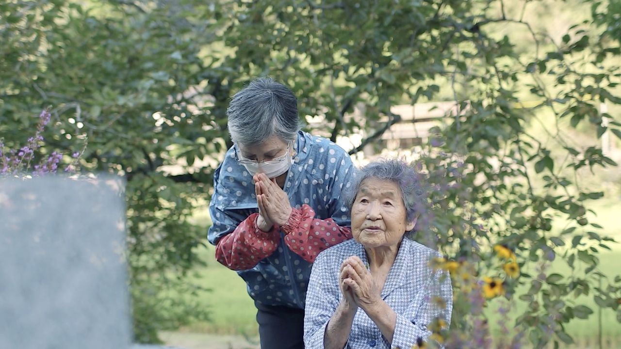 Tetsuyo visits her family grave. (© 104-Hitori Production Committee)