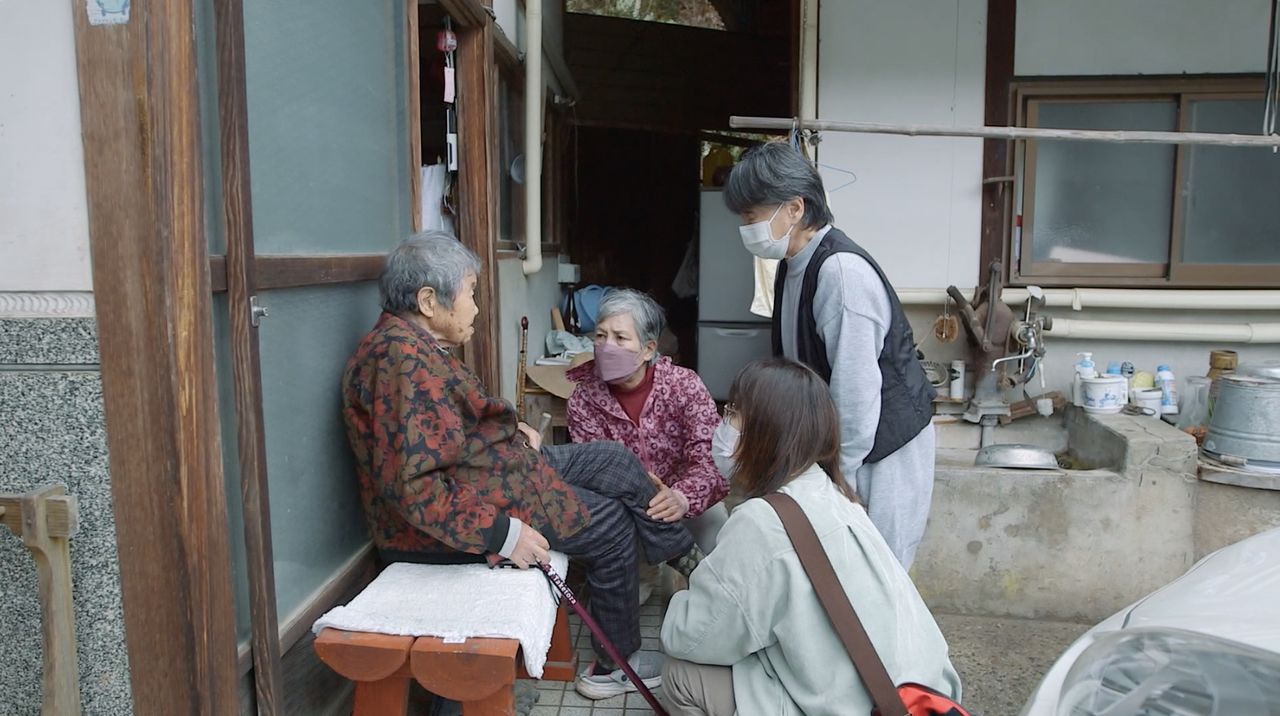 Tetsuyo brushes off worries about a leg problem, saying that it is nothing to be worried about. (© 104-Hitori Production Committee)