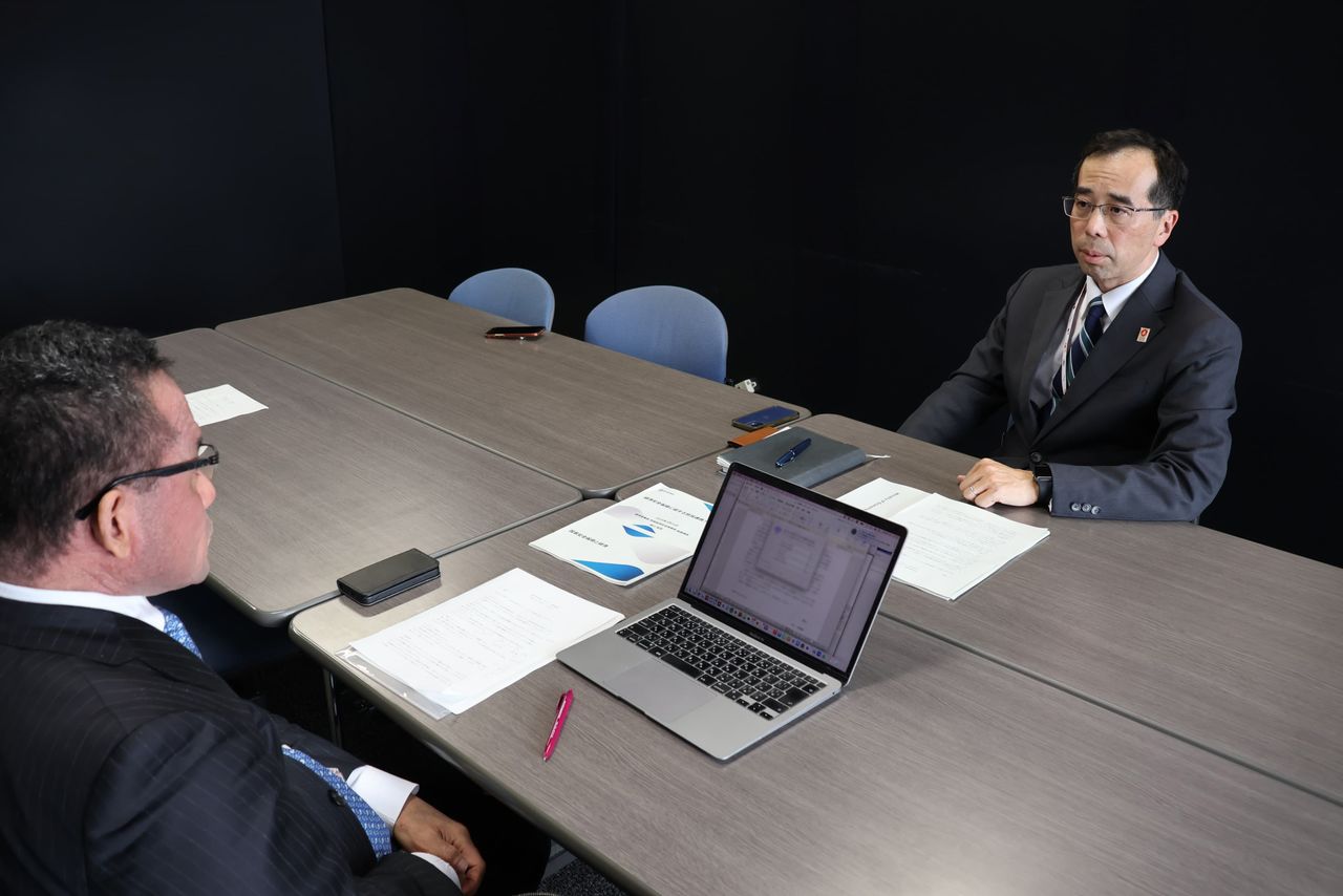 Takenaka Harukata (left) and Nishikawa Kazumi. (© nippon.com)