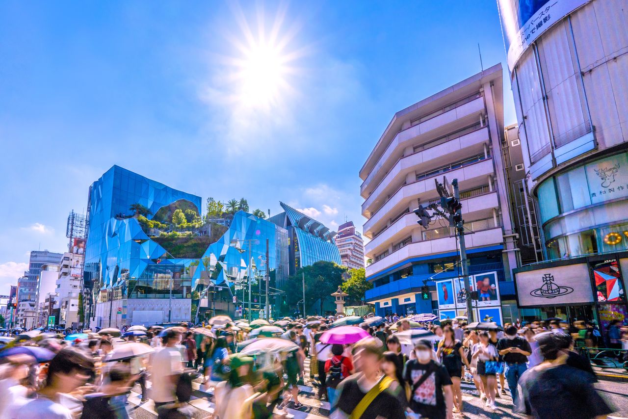 A rainy day may be followed by an especially muggy day, making heatstroke more likely. (© Pixta)
