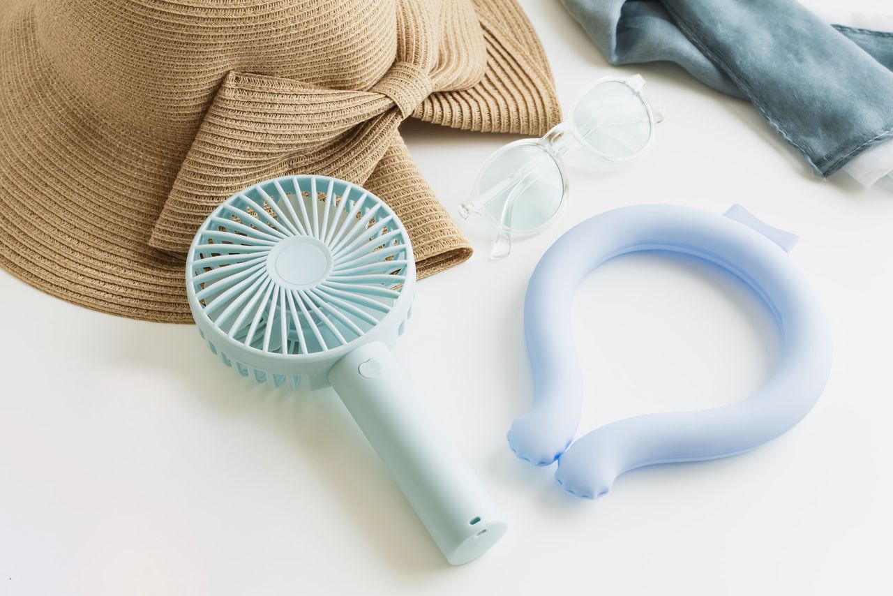Items that help to prevent heatstroke. (© Pixta)