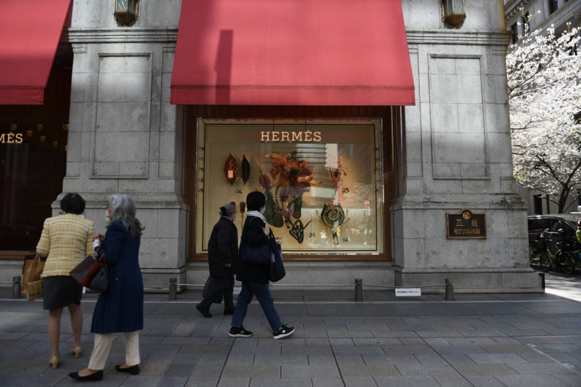 Department stores' tax-free sales drop as tourists' shopping patterns change