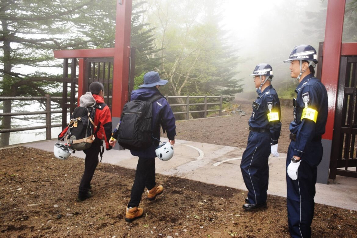 Mount Fuji’s ¥4,000 entrance fee kicks in for all routes Mount Fuji’s ¥4,000 entrance fee kicks in for all routes