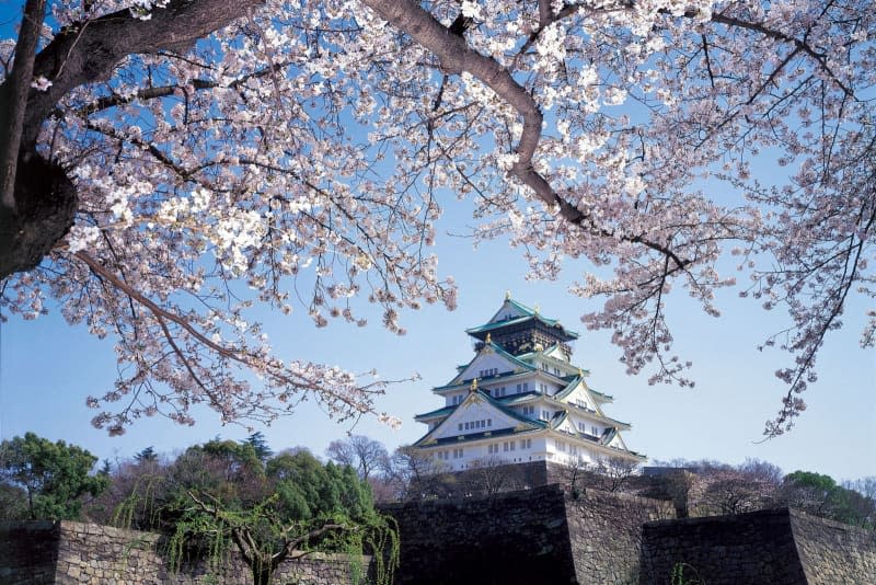 Surrounded by a park, Osaka Castle is a peaceful spot for those who want to escape the hustle and bustle of the city centre. Osaka Convention & Tourism Bureau/dpa