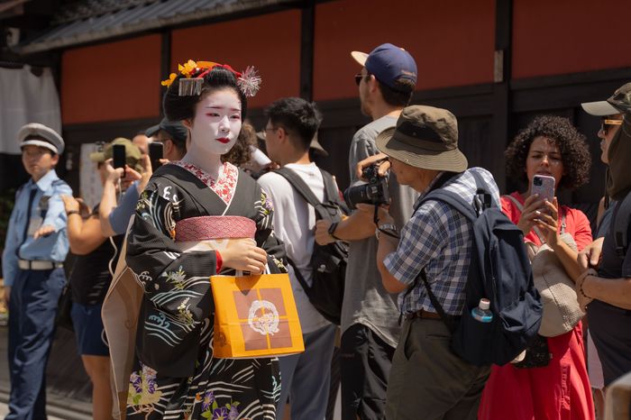 JAPAN - GEISHA WALK