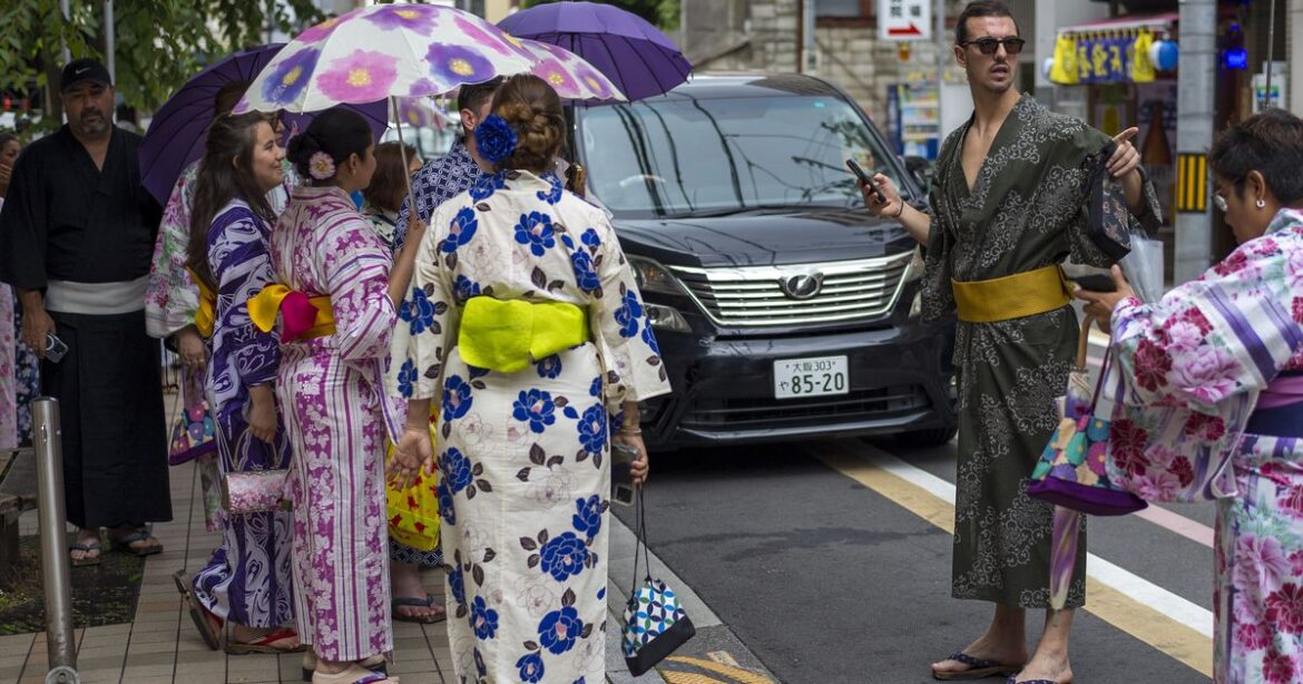 How Kyoto, Japan Became the World’s Loveliest Tourist-Trap