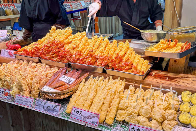 Street food at the Kuromon Ichiba Market in Osaka. Ralf Johnen/dpa