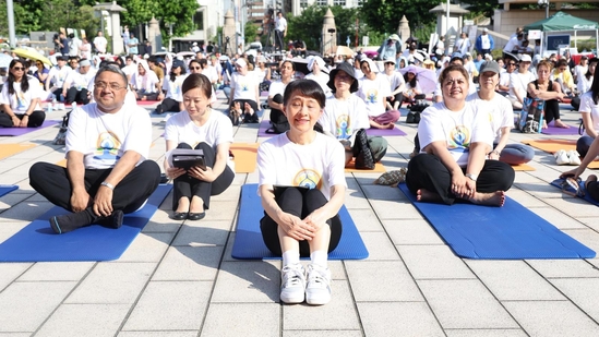 On Yoga Day in Tokyo, Japan PM’s wife performed yoga alongside diplomats and 2,000 attendees.(X/@IndianEmbTokyo)