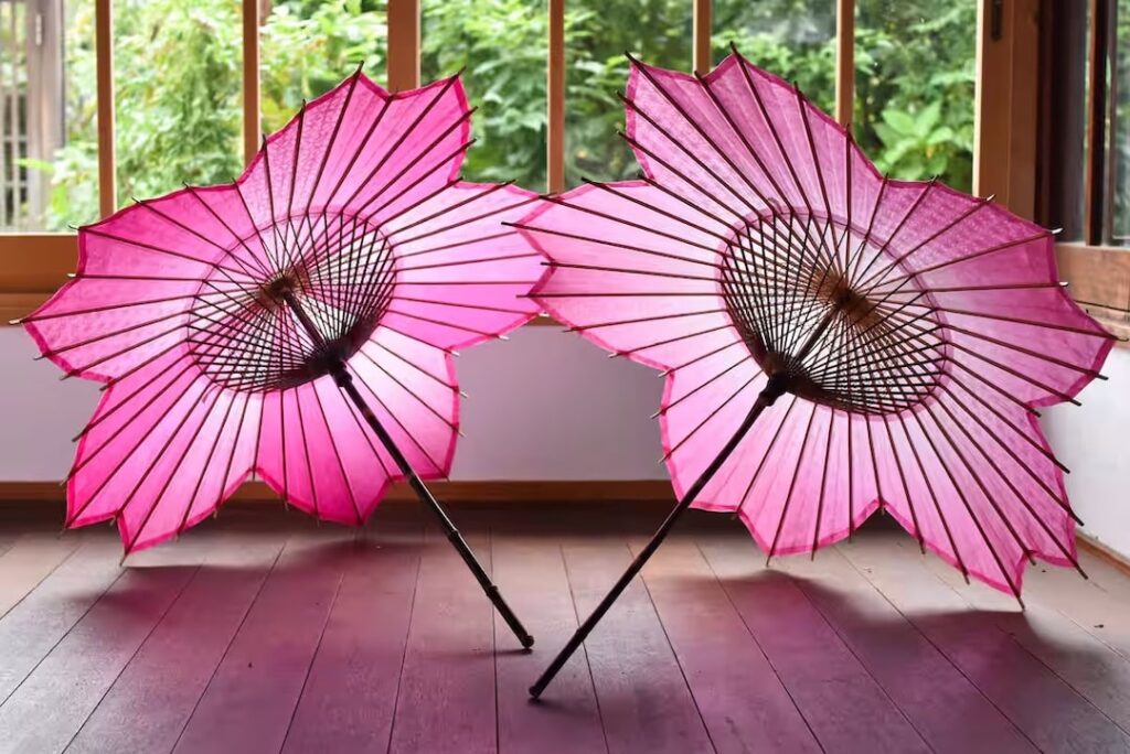 Art in Your Hand: Japanese Umbrellas Brighten Gray Skies HRJZFBEEHBPGXPZRBU3WFX7MR4-min