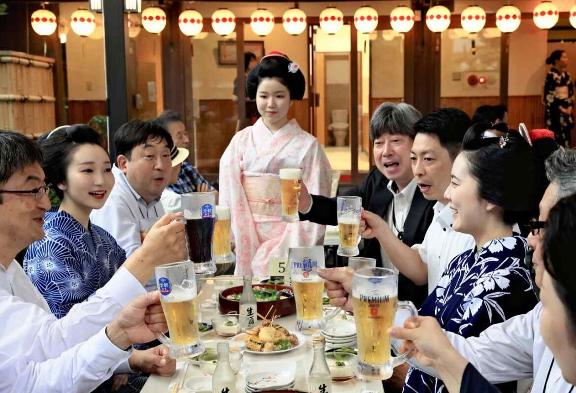 Kyoto: Beer Garden Opens at Kamishichiken; Yukata-Clad Maiko, Geiko Serve Visitors