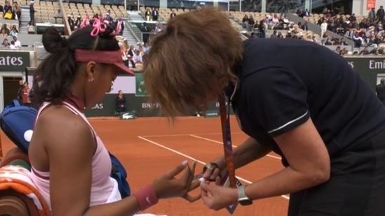 Naomi Osaka arrived at the court wearing a cute pink outfit with a sakura theme, which included flower hair clips and a frilly skirt.(X)