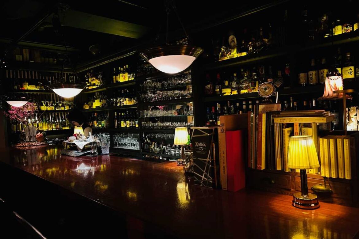 The good old days will last forever at [BAR Nostalgia] in front of Kyoto City Hall.