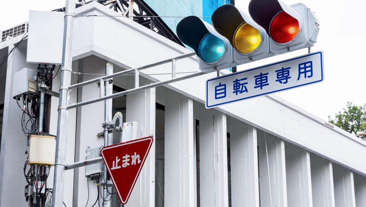 Japan Has Blue Traffic Lights, And The Reason Why Comes Down To Language Japan Has Blue Traffic Lights, And The Reason Why Comes Down To Language