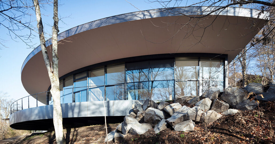 kamiya architects' residence–hotel hybrid traces sweeping arc through the japanese forest