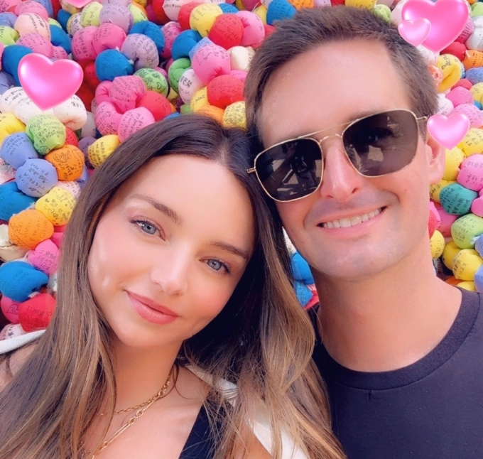 Ngày 1/6, Miranda Kerr đăng tải loạt ảnh trong chuyến du lịch Nhật Bản cùng chồng - tỷ phú Evan Spiegel, CEO Snapchat. Cựu thiên thần Victoria Secret cho biết, Nhật Bản chiếm một vị trí đặc biệt trong trái tim cô và trải nghiệm ở cố đô Kyoto lần này có rất nhiều ý nghĩa.