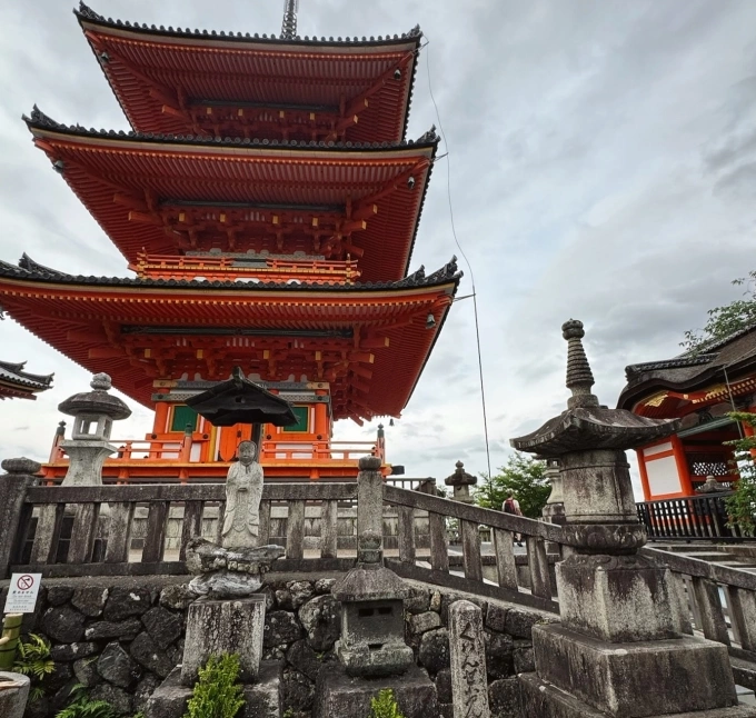 Kiyomizu-dera mang kiến trúc ấn tượng. Phần chính điện được xây trên vách núi với mặt tiền là một đài cao được dựng từ 139 cây cột gỗ có chiều cao 12 mét. Kết cấu rường cột giao nhau khiến cho mặt tiền trông giống như một khán đài, sân khấu chính (Hondo) nhô ra khỏi sườn núi, được chống đỡ bởi hàng trăm cột gỗ cao lớn mà không cần dùng đến một chiếc đinh nào nhưng vẫn có kết cấu rất vững chắc.