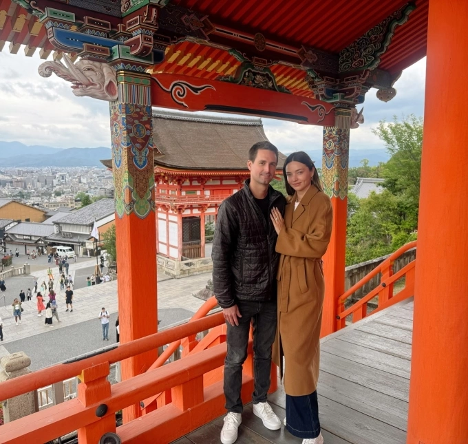 Vợ chồng cô ghé thăm ngôi chùa Kiyomizu-dera, hay còn gọi là chùa Thanh Thủy, có nghĩa là Ngôi chùa nước tinh khiết, bắt nguồn từ dòng thác Otowa chảy qua khu vực này. Công trình có tuổi đời hơn 1.200 năm, được thành lập từ năm 778, thời Nara, trước cả khi Kyoto trở thành kinh đô của Nhật Bản.